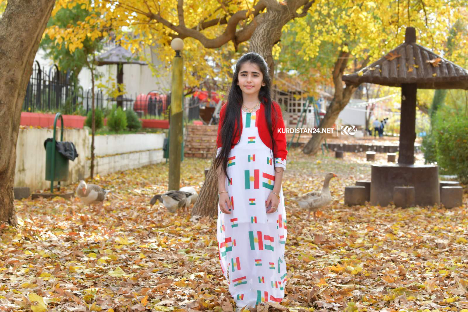 كێژێ ھێمن سروودی ئاڵا كلیپ دەكات