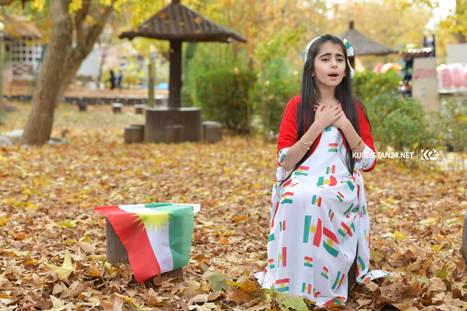 كێژێ ھێمن سروودی ئاڵا كلیپ دەكات
