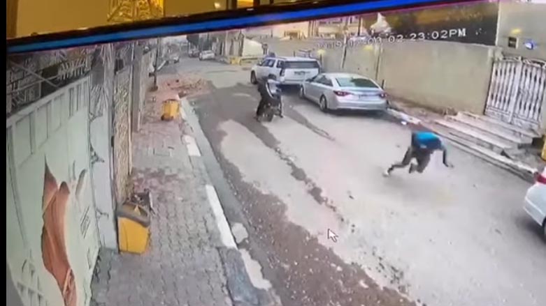 به‌ ڤیدیۆ.. چه‌كدارێك ته‌قه‌ له‌ چالاكوانێكی خۆپیشاندانه‌كانی به‌سره‌ ده‌كات