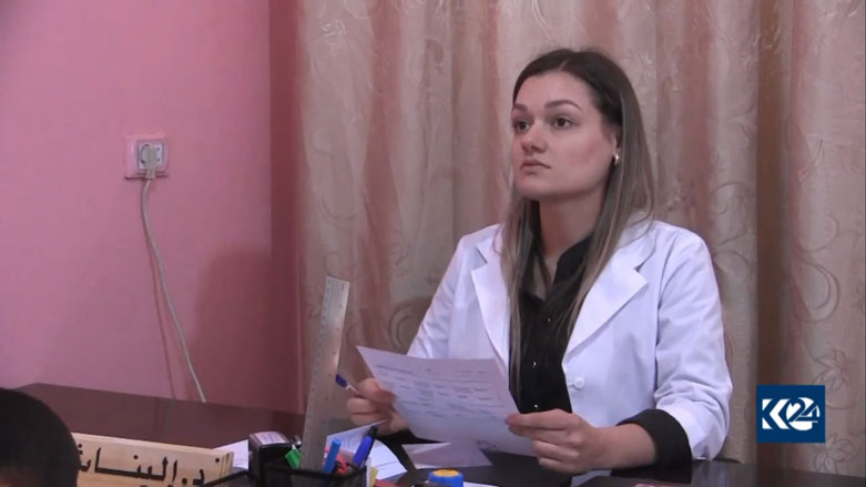 Bijîşkeke Ukraynî jin û zarokên Kobanî derman dike