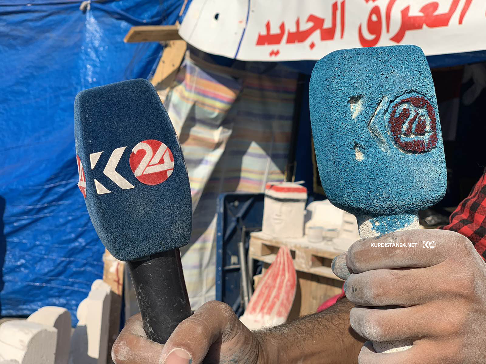 خۆپیشاندەرێك لە بەغدا لۆگۆی كوردستان24 دەنەخشێنێ