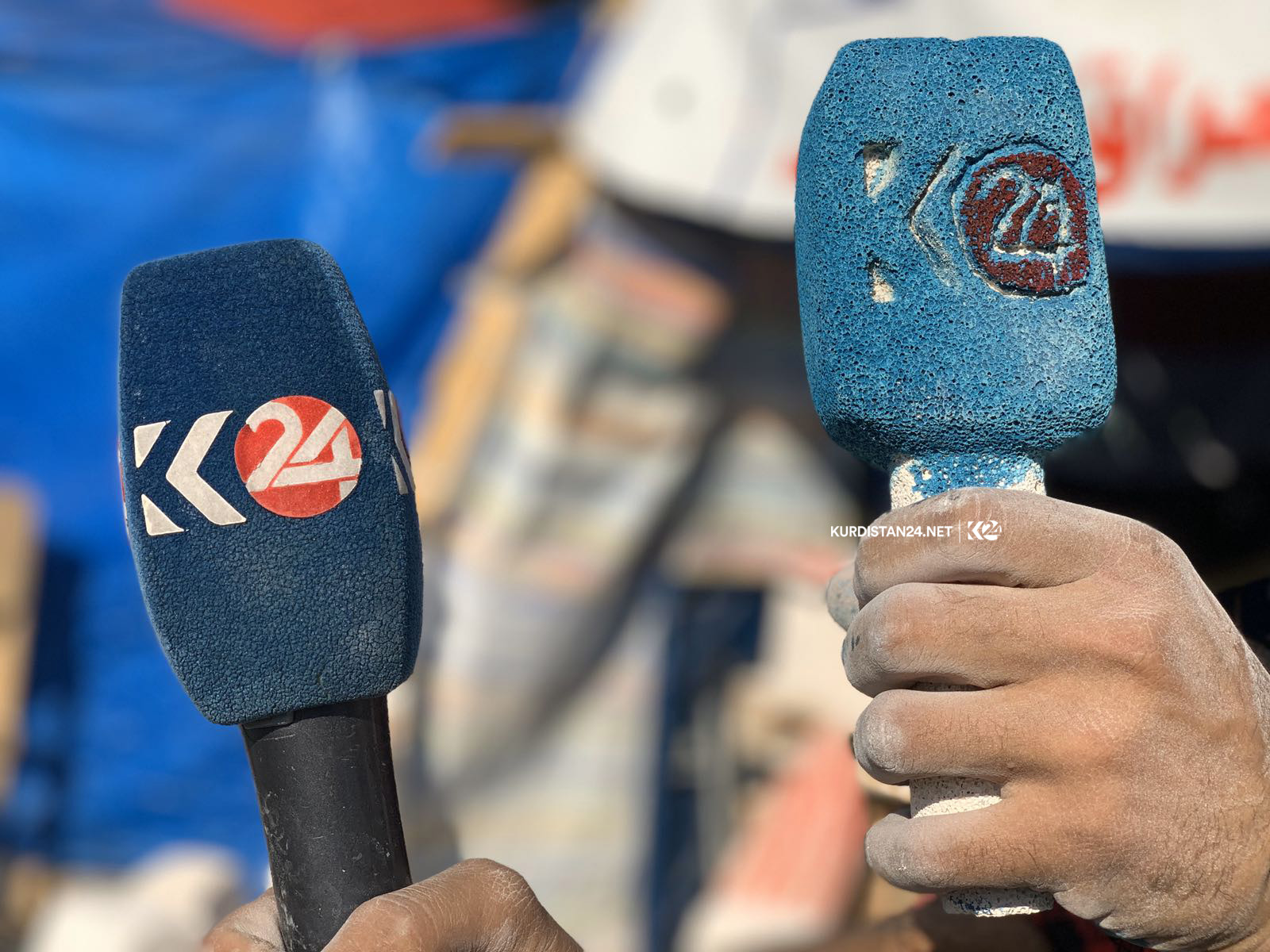 خۆپیشاندەرێك لە بەغدا لۆگۆی كوردستان24 دەنەخشێنێ