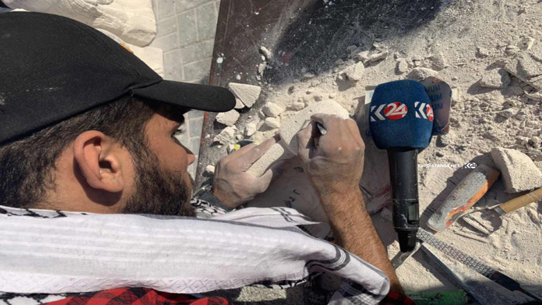 خۆپیشاندەرێك لە بەغدا لۆگۆی كوردستان24 دەنەخشێنێ