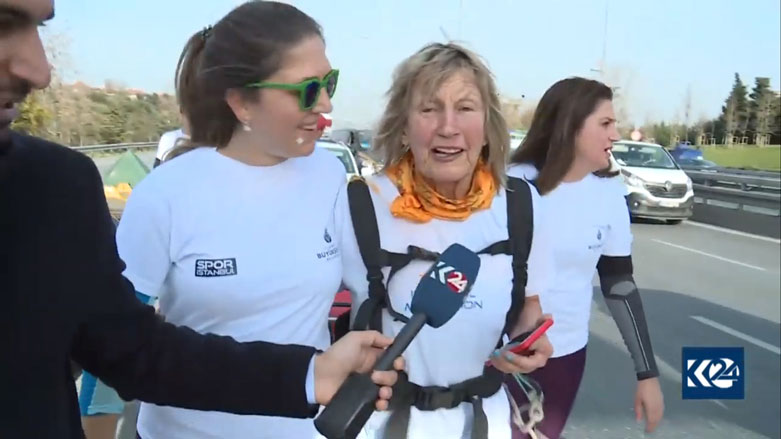 Jineke 73 salî ji Brîtanyayê heta Nepalê ji bo zarokan dimeşe