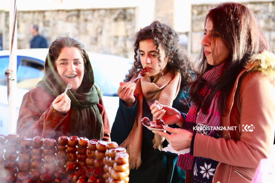 لە وەرزی زستان بازاڕی خواردنی سەر عارەبانەكان گەرمتر دەبێت