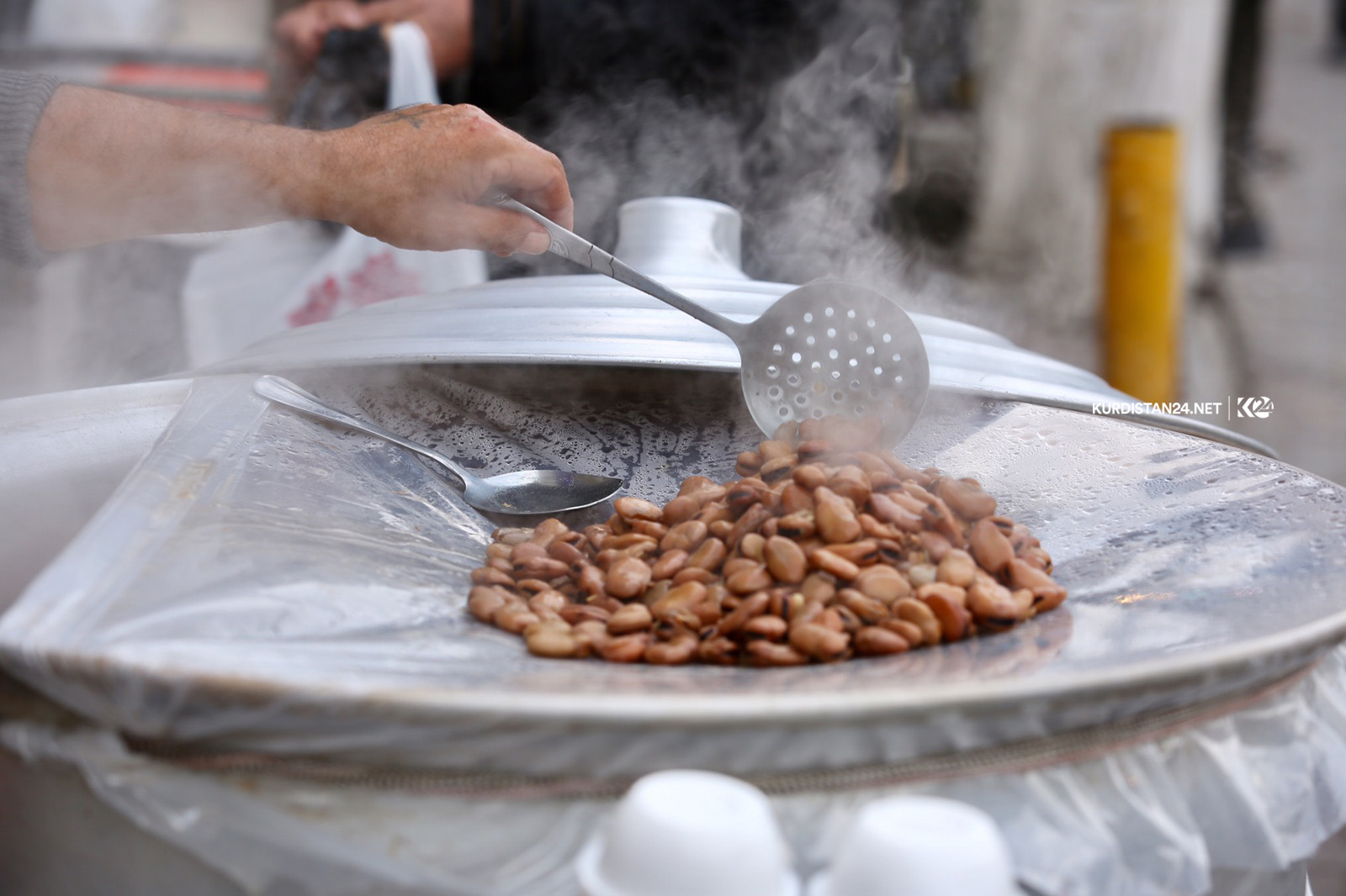 لە وەرزی زستان بازاڕی خواردنی سەر عارەبانەكان گەرمتر دەبێت