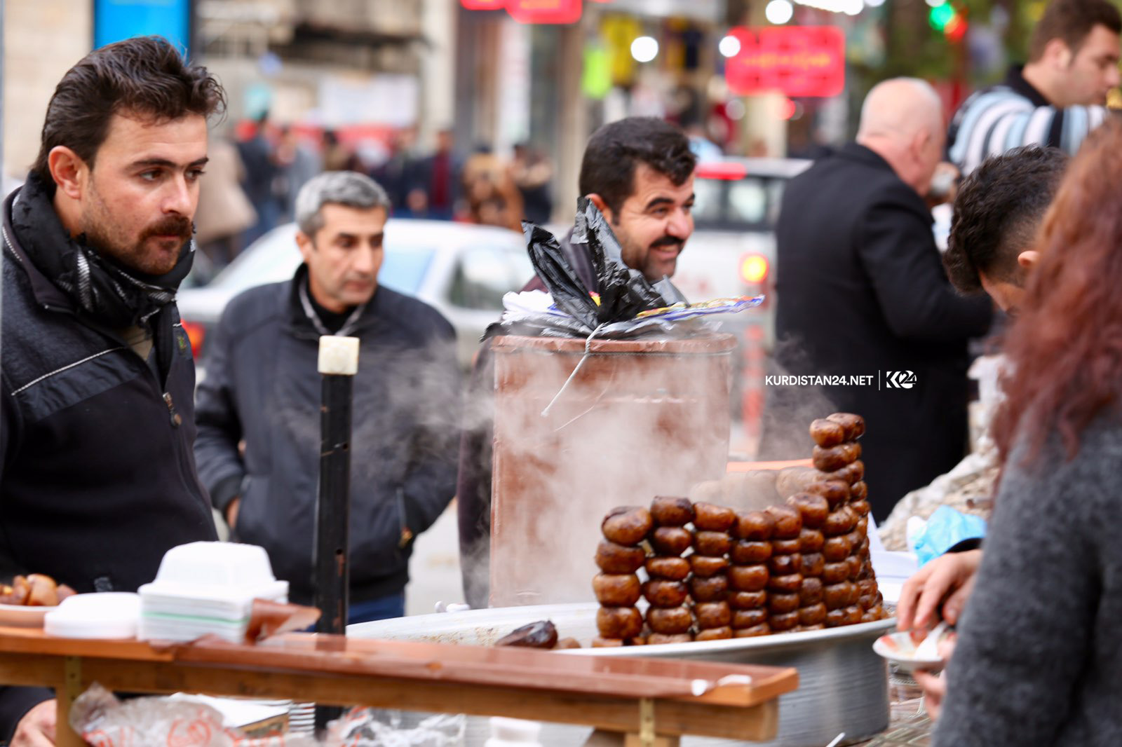 لە وەرزی زستان بازاڕی خواردنی سەر عارەبانەكان گەرمتر دەبێت