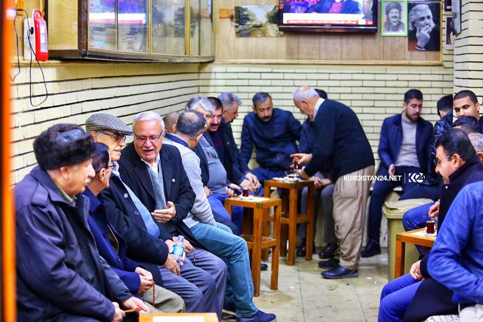 يعتبر مقهى الشعب من أكثر المقاهي شهرة إذ يجتمع فيه المثقفون والأدباء والفنانون ورجال السياسة – صورة: كوردستان 24