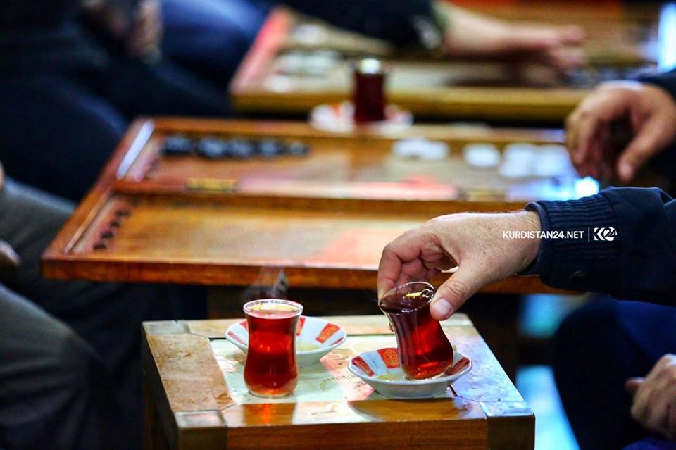 يعتبر مقهى الشعب من أكثر المقاهي شهرة إذ يجتمع فيه المثقفون والأدباء والفنانون ورجال السياسة – صورة: كوردستان 24