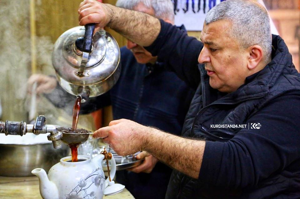 يعتبر مقهى الشعب من أكثر المقاهي شهرة إذ يجتمع فيه المثقفون والأدباء والفنانون ورجال السياسة – صورة: كوردستان 24