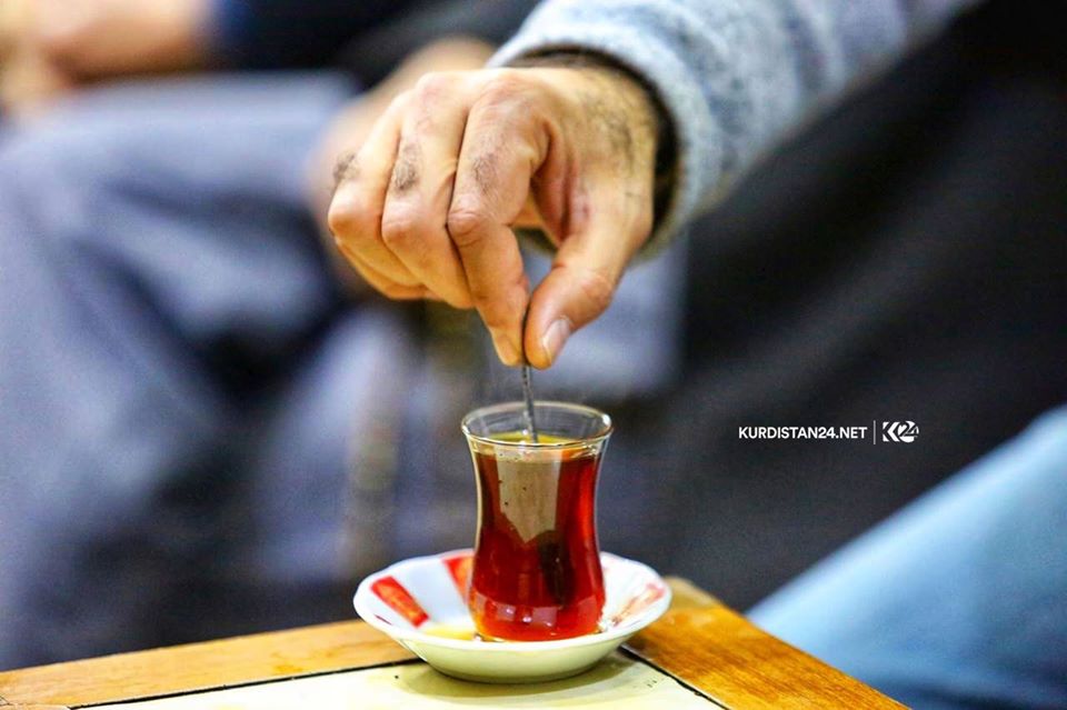 يعتبر مقهى الشعب من أكثر المقاهي شهرة إذ يجتمع فيه المثقفون والأدباء والفنانون ورجال السياسة – صورة: كوردستان 24