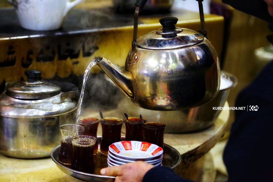 يعتبر مقهى الشعب من أكثر المقاهي شهرة إذ يجتمع فيه المثقفون والأدباء والفنانون ورجال السياسة – صورة: كوردستان 24