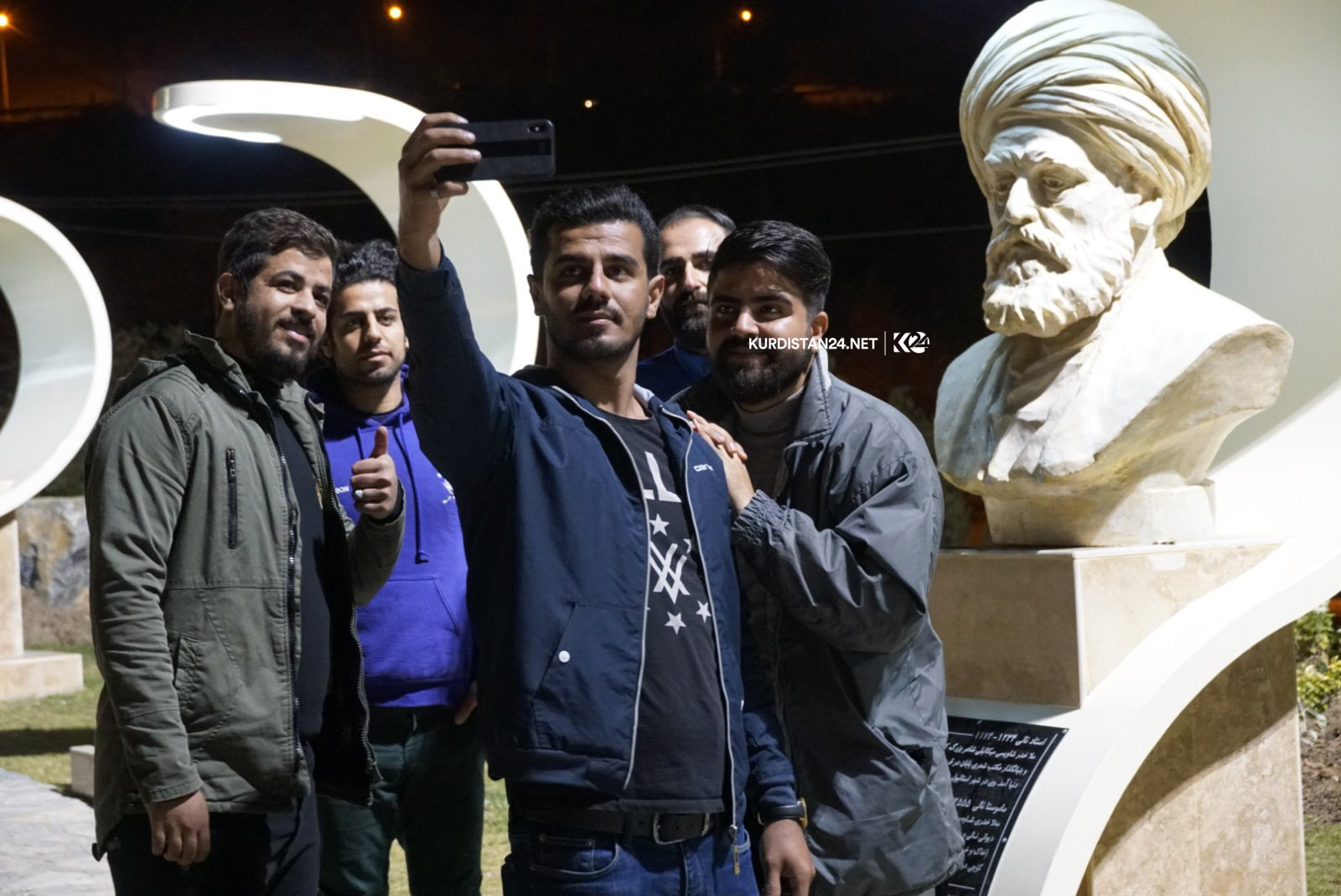 پەیکەری کەسایەتییەکانی سنە 