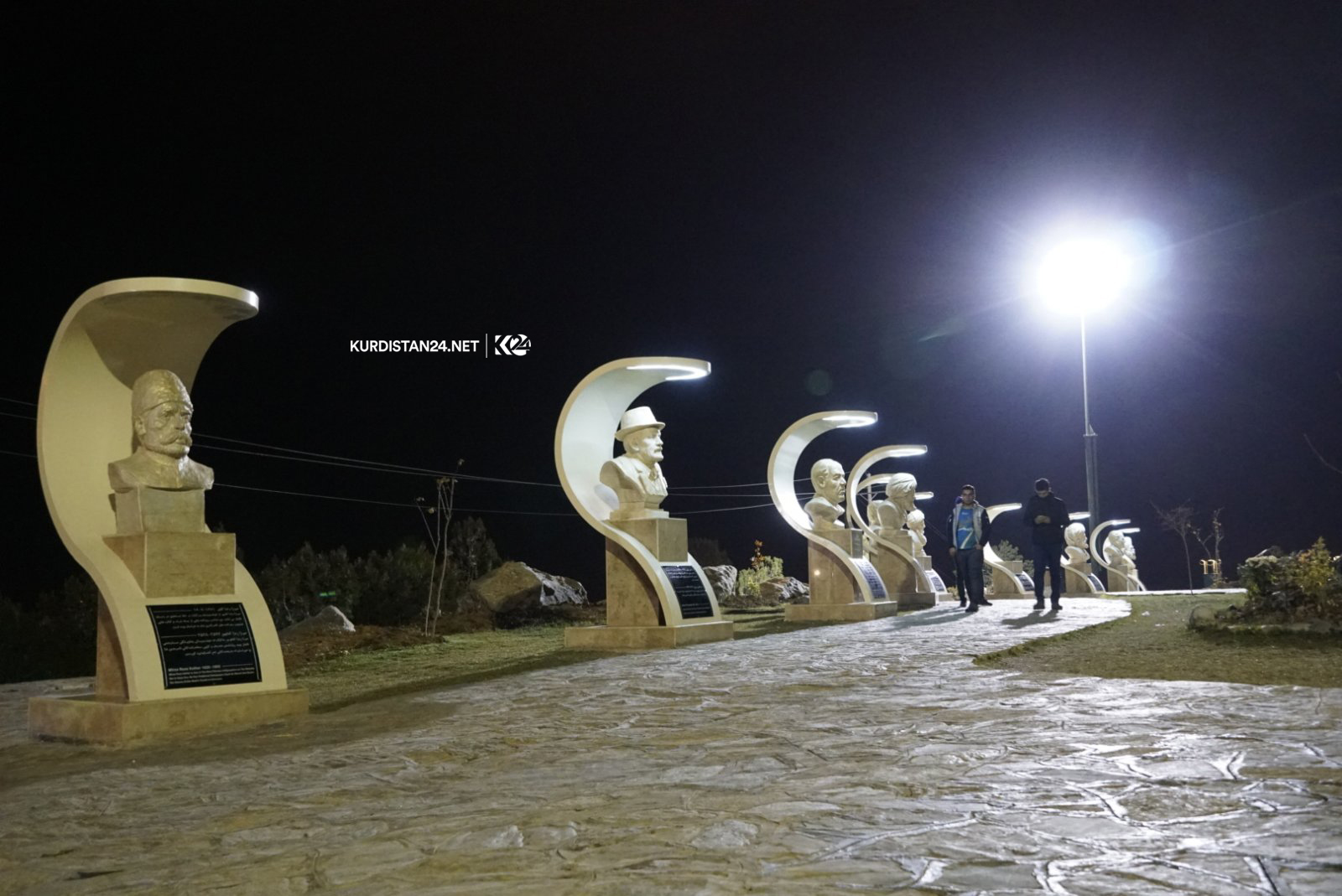 پەیکەری کەسایەتییەکانی سنە 