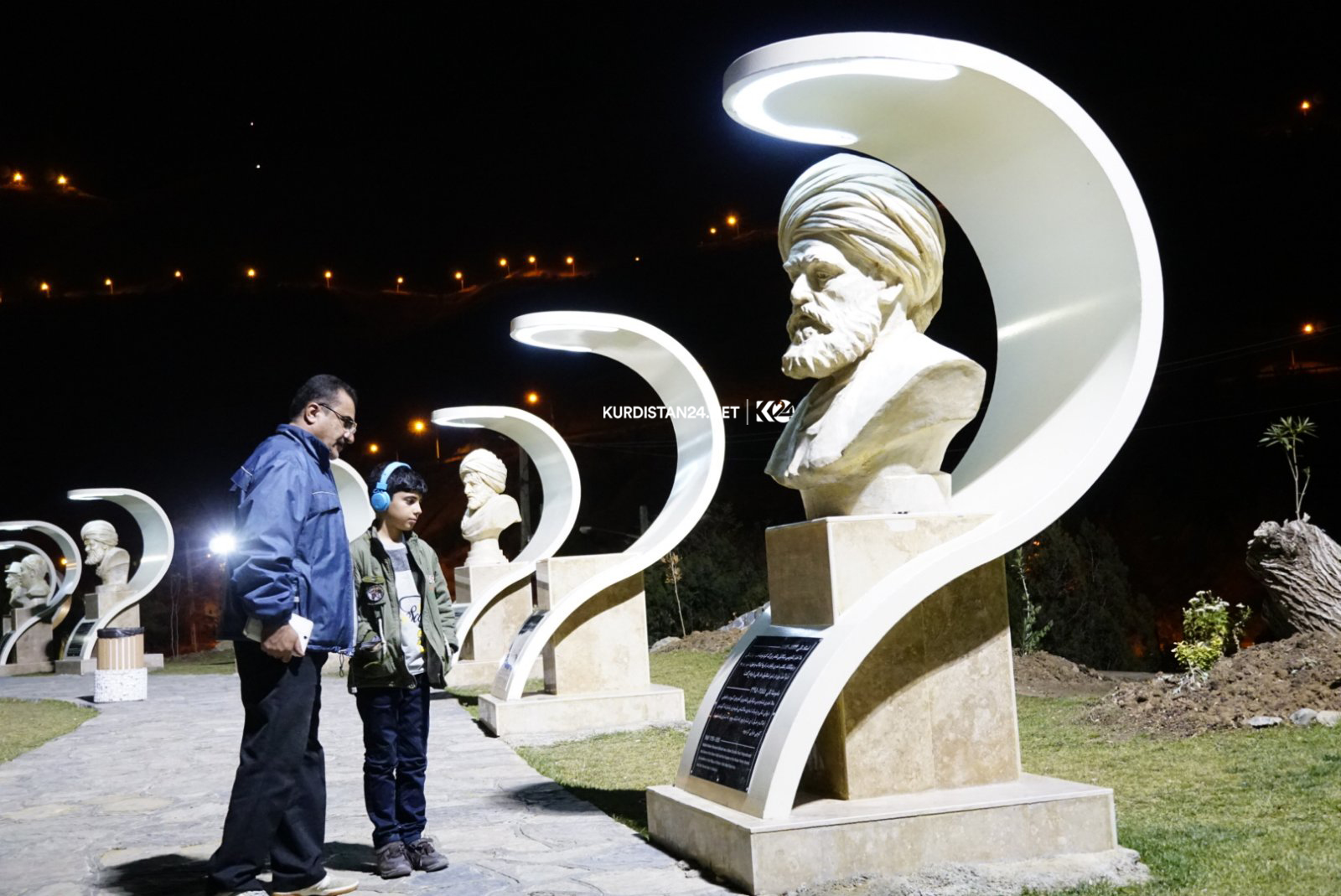 پەیکەری کەسایەتییەکانی سنە 