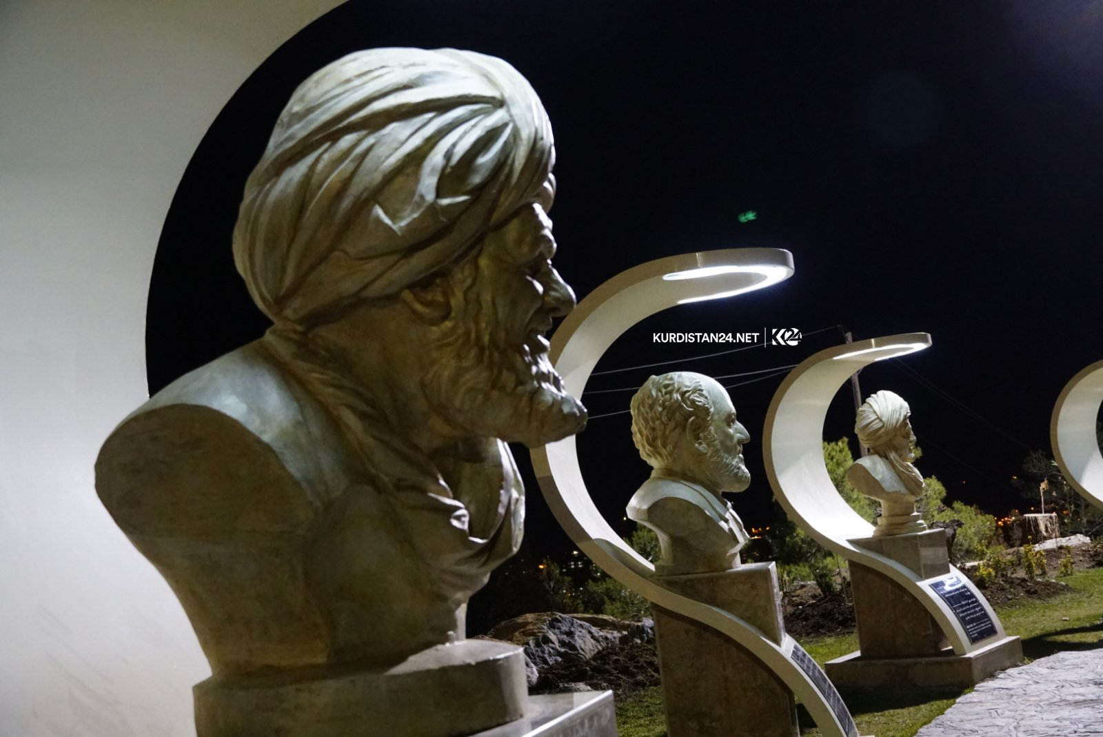 پەیکەری کەسایەتییەکانی سنە 