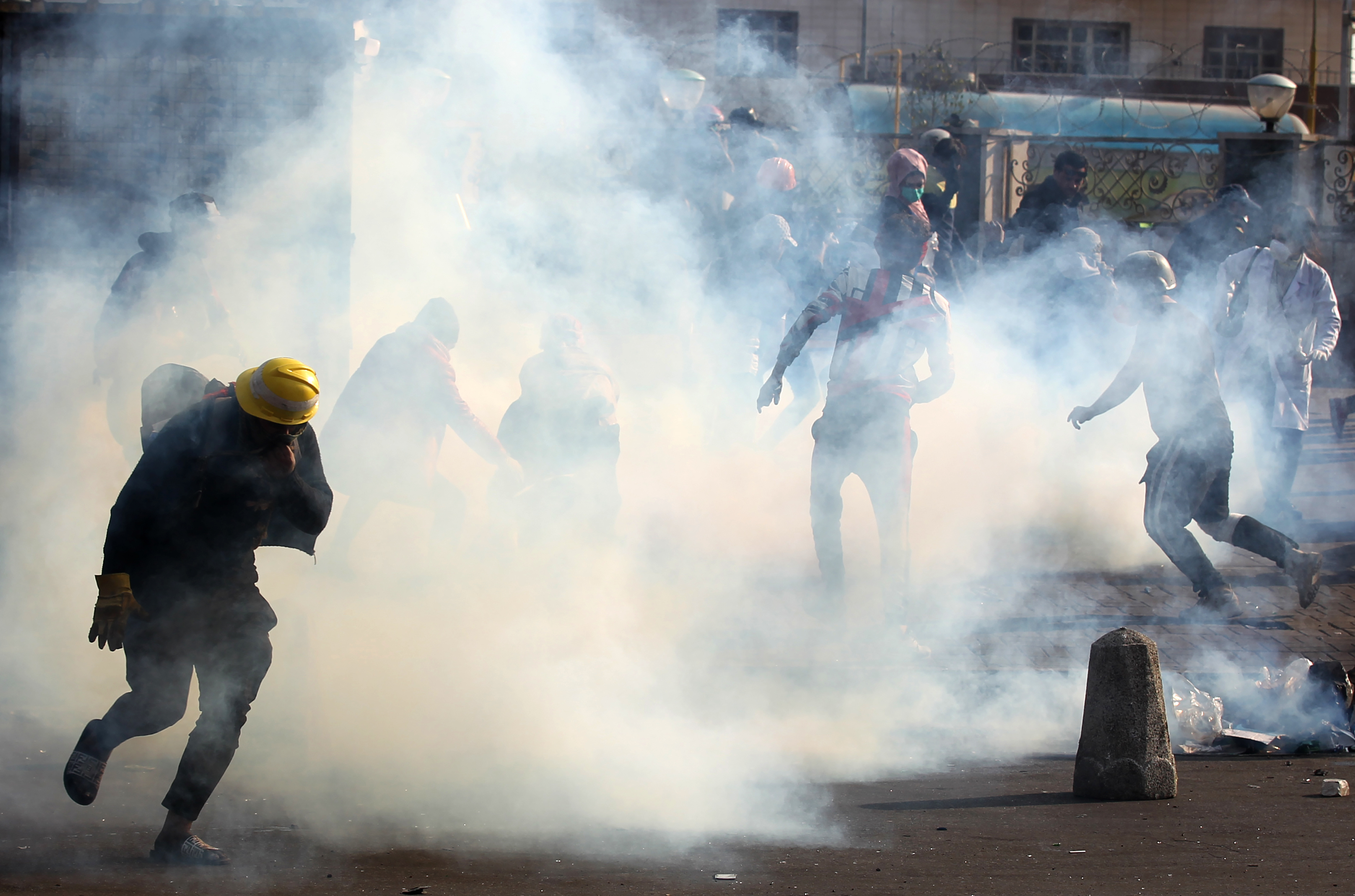 بالصور | احتجاجات العراق تحتدم بالدم.. قتل ونار وطرق مغلقة