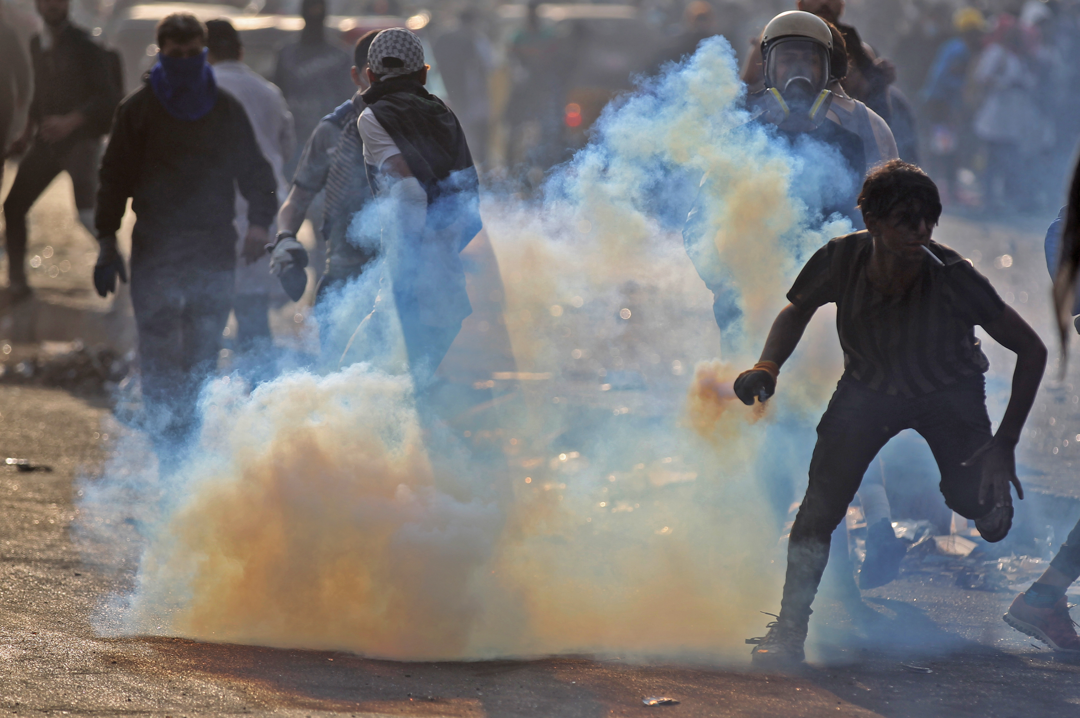 بالصور | احتجاجات العراق تحتدم بالدم.. قتل ونار وطرق مغلقة