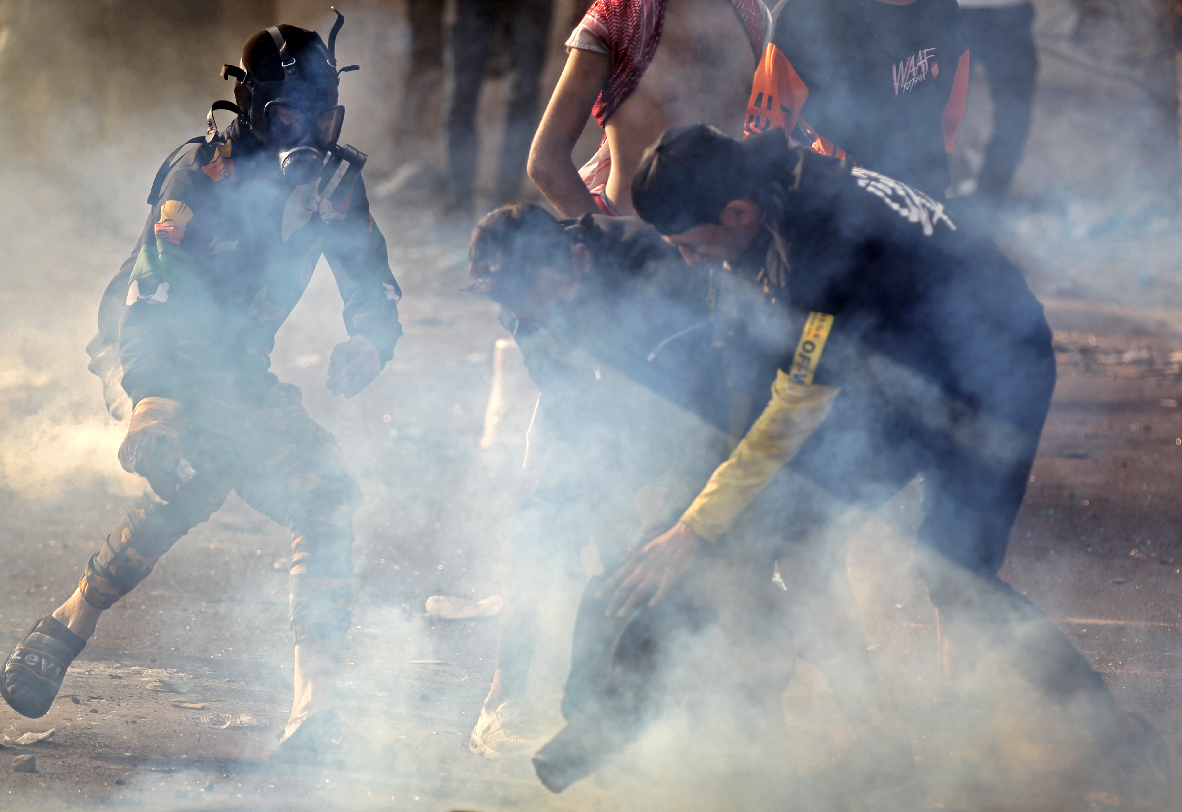 بالصور | احتجاجات العراق تحتدم بالدم.. قتل ونار وطرق مغلقة