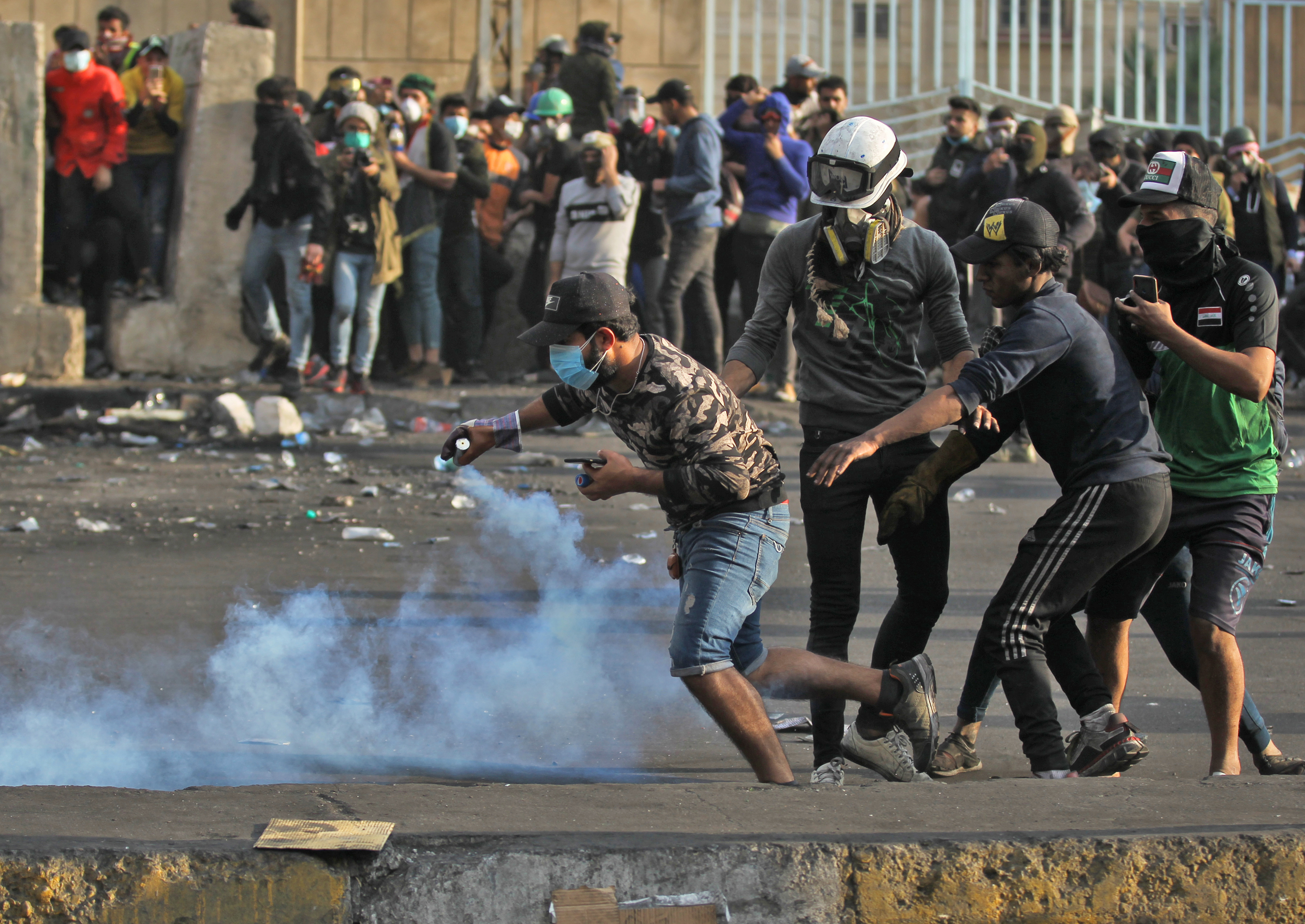 بالصور | احتجاجات العراق تحتدم بالدم.. قتل ونار وطرق مغلقة