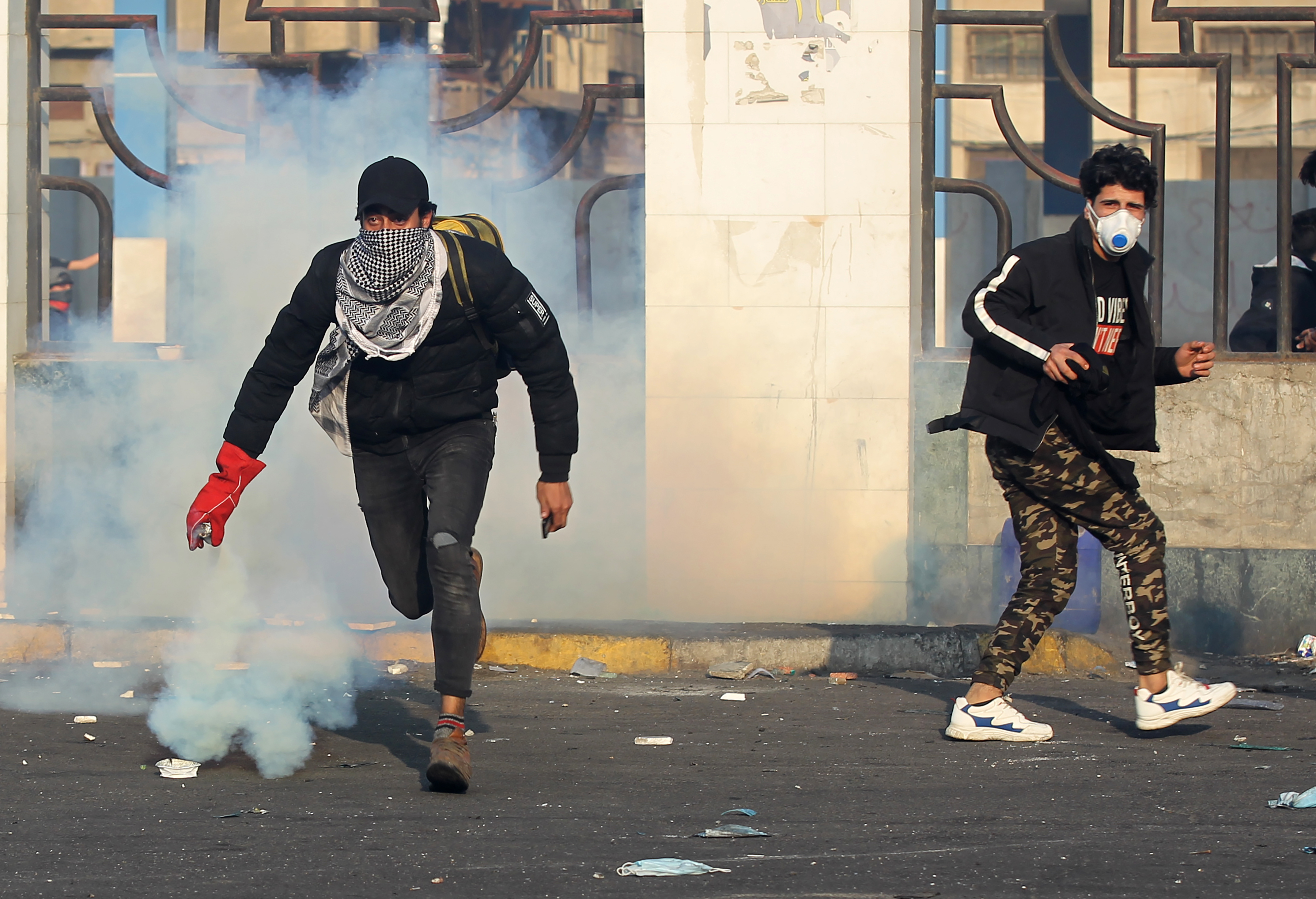 بالصور | احتجاجات العراق تحتدم بالدم.. قتل ونار وطرق مغلقة
