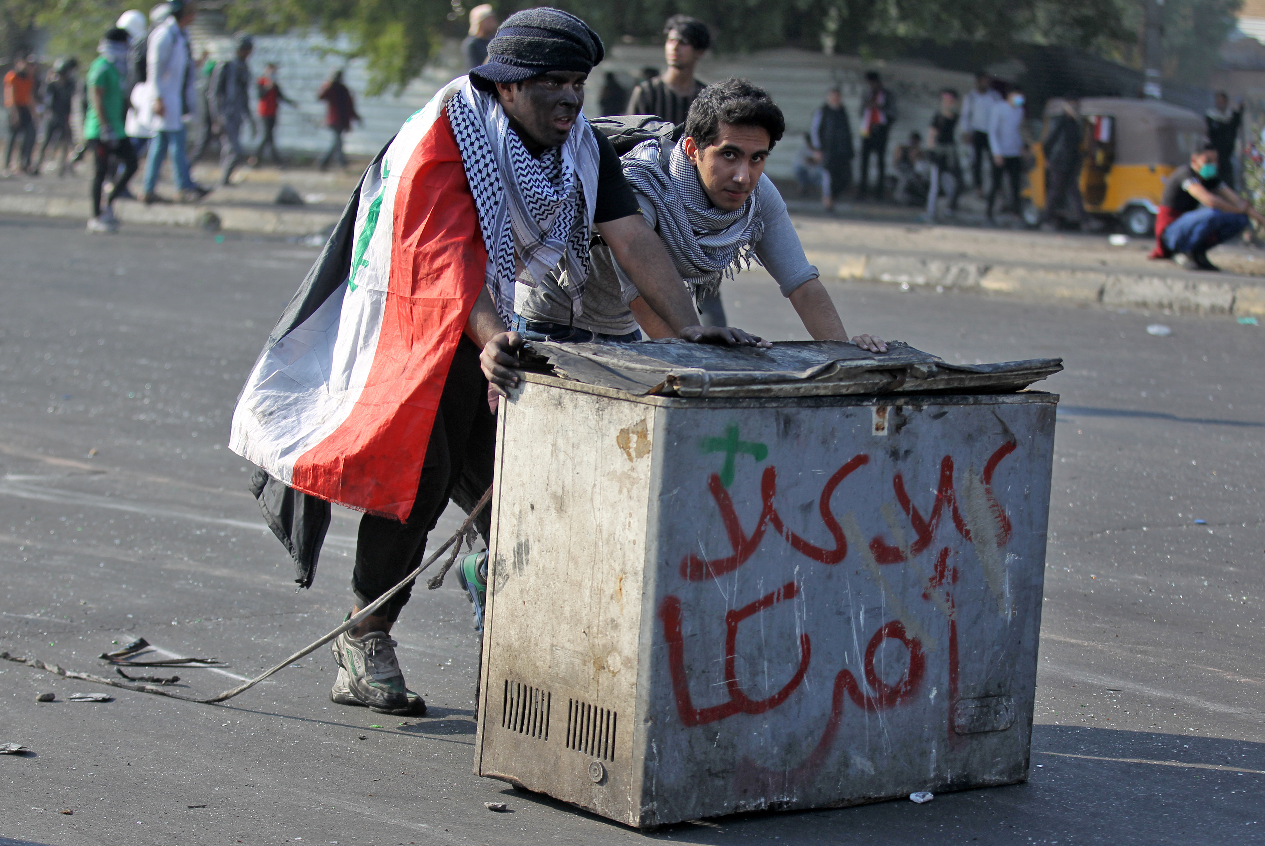 بالصور | احتجاجات العراق تحتدم بالدم.. قتل ونار وطرق مغلقة