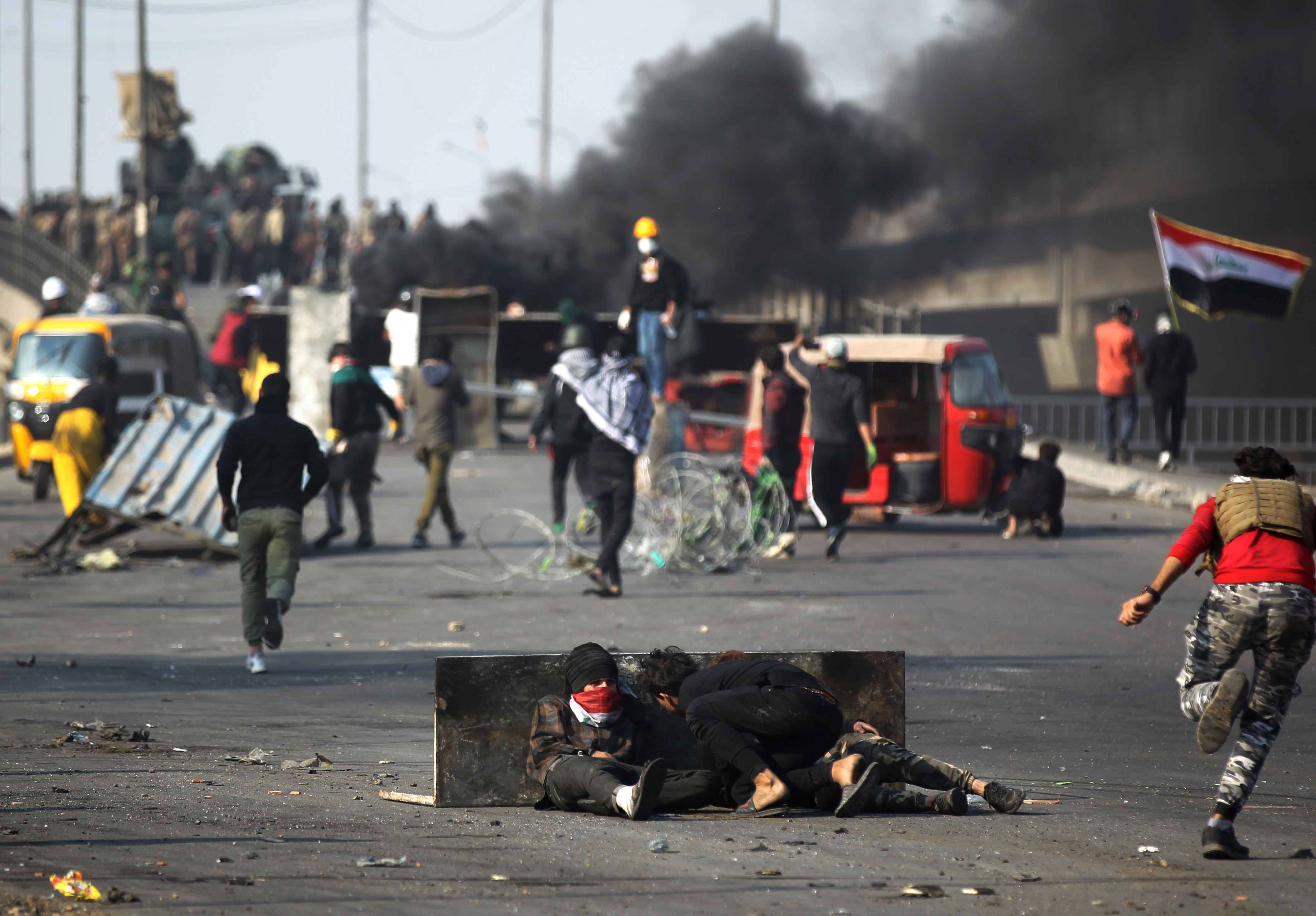 بالصور | احتجاجات العراق تحتدم بالدم.. قتل ونار وطرق مغلقة