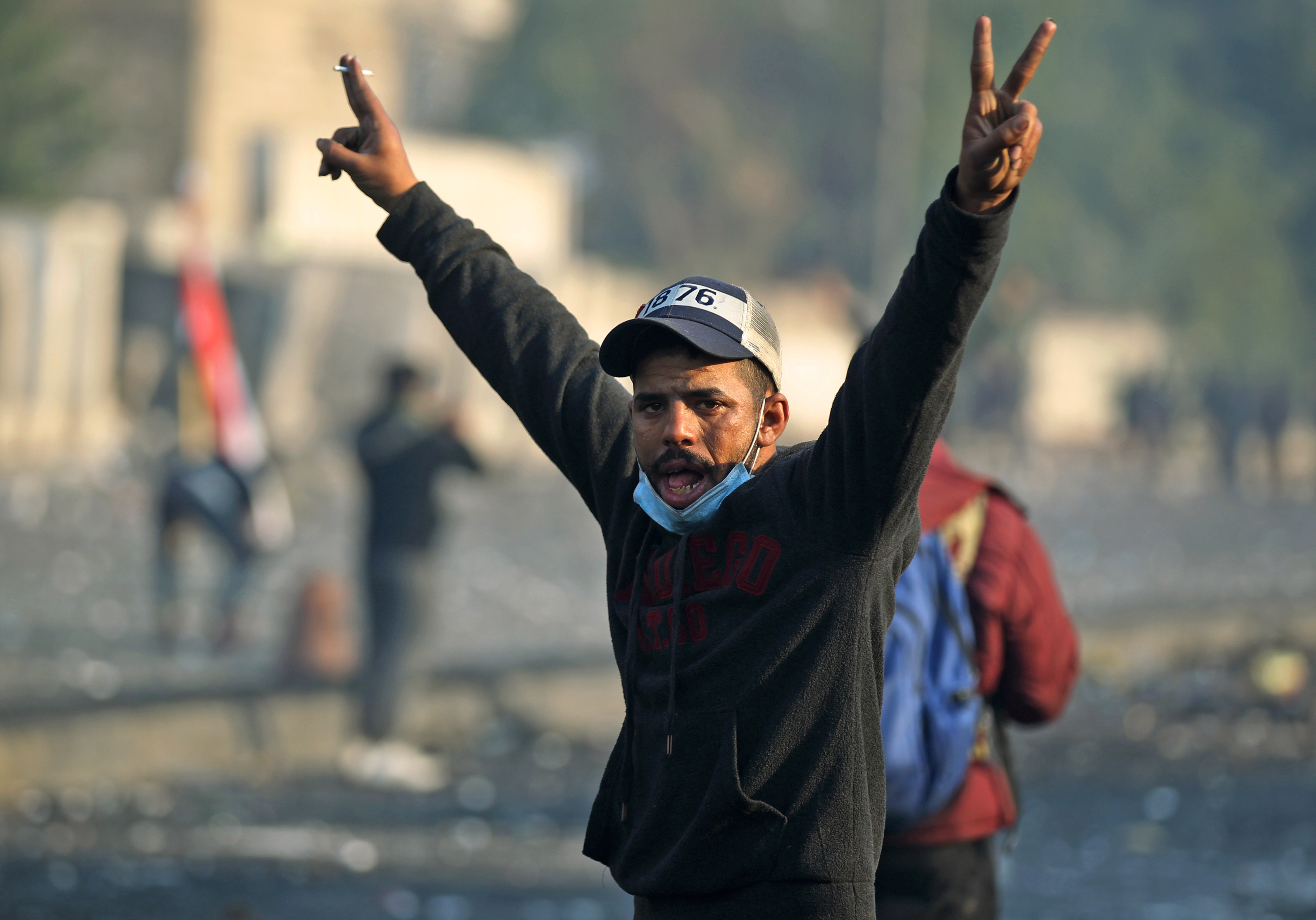 بالصور | احتجاجات العراق تحتدم بالدم.. قتل ونار وطرق مغلقة