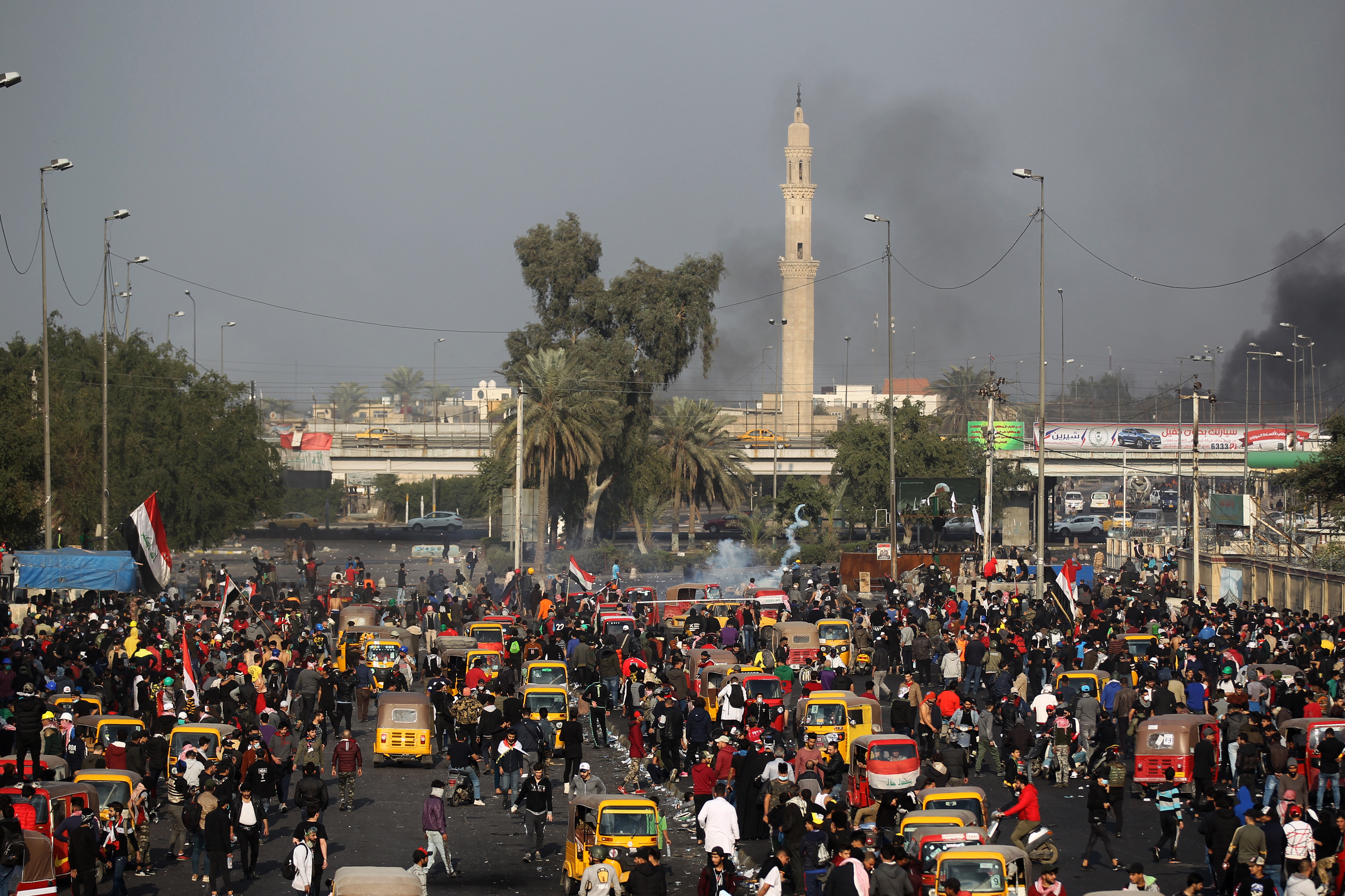 بالصور | احتجاجات العراق تحتدم بالدم.. قتل ونار وطرق مغلقة