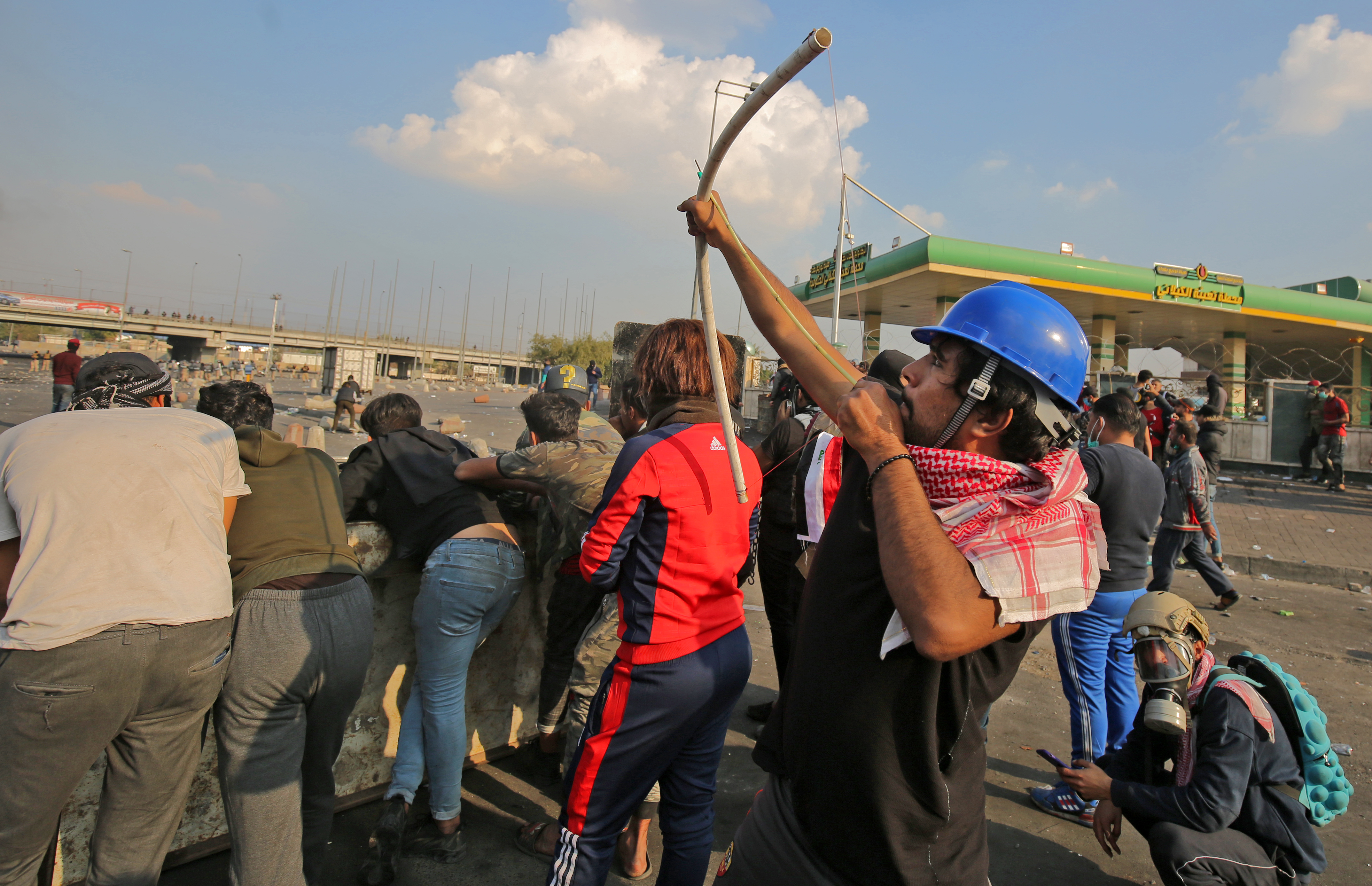 بالصور | احتجاجات العراق تحتدم بالدم.. قتل ونار وطرق مغلقة