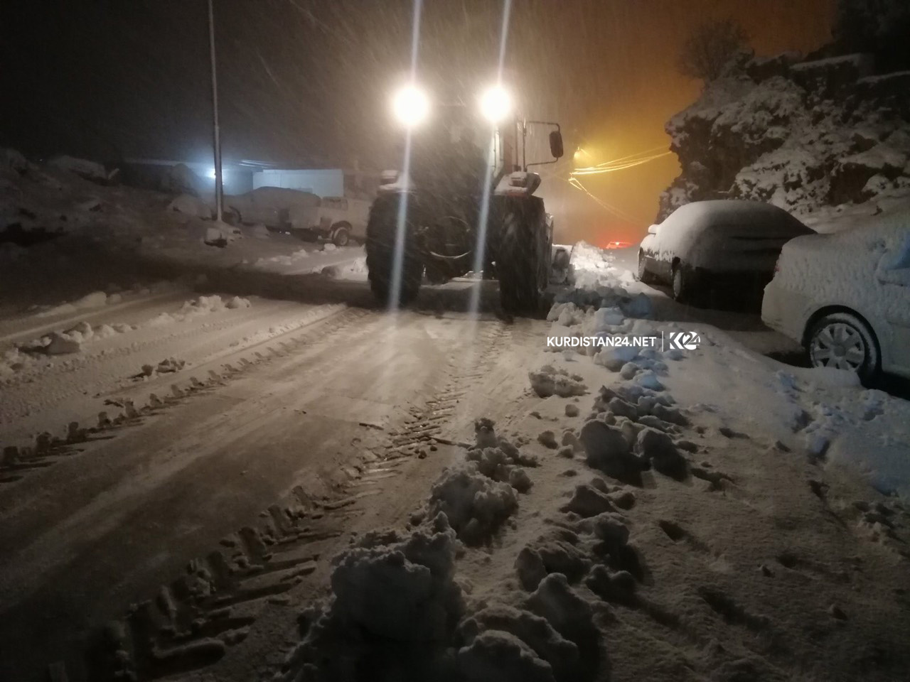 راماڵینی بەفر لە رێگای چیای پیرس
