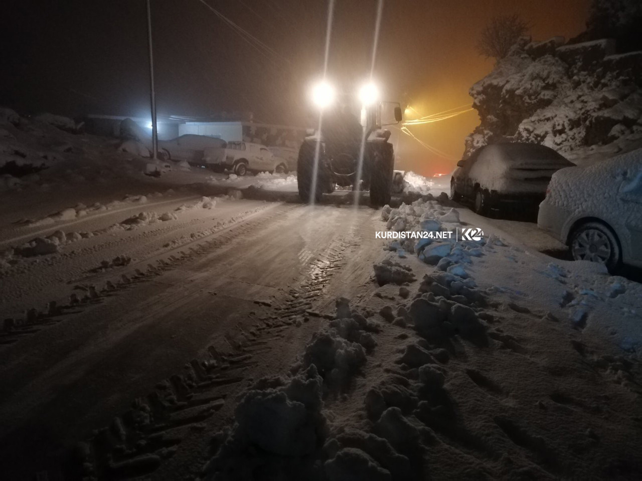 راماڵینی بەفر لە رێگای چیای پیرس
