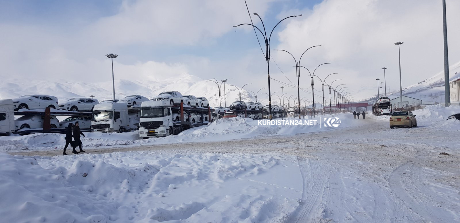 بە وێنە.. بەفربارین لە حاجی ئۆمەران ئاستەنگ بۆ ھاتووچۆ دروست دەكات