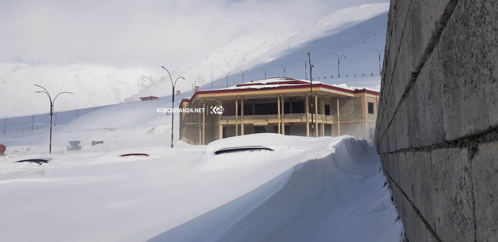 بە وێنە.. بەفربارین لە حاجی ئۆمەران ئاستەنگ بۆ ھاتووچۆ دروست دەكات