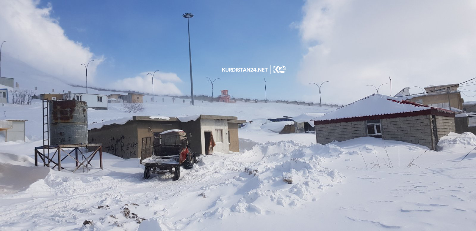بە وێنە.. بەفربارین لە حاجی ئۆمەران ئاستەنگ بۆ ھاتووچۆ دروست دەكات