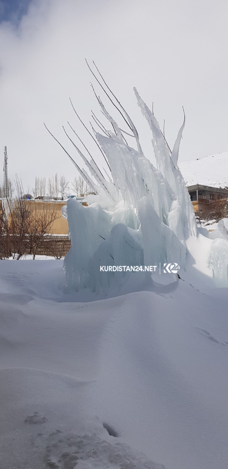 بە وێنە.. بەفربارین لە حاجی ئۆمەران ئاستەنگ بۆ ھاتووچۆ دروست دەكات