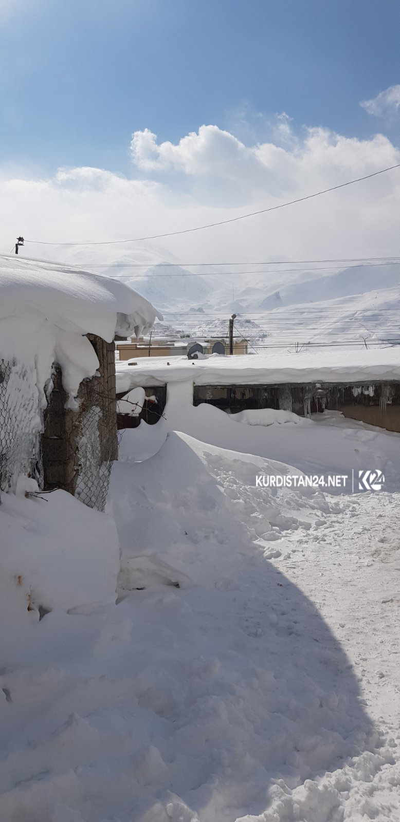 بە وێنە.. بەفربارین لە حاجی ئۆمەران ئاستەنگ بۆ ھاتووچۆ دروست دەكات