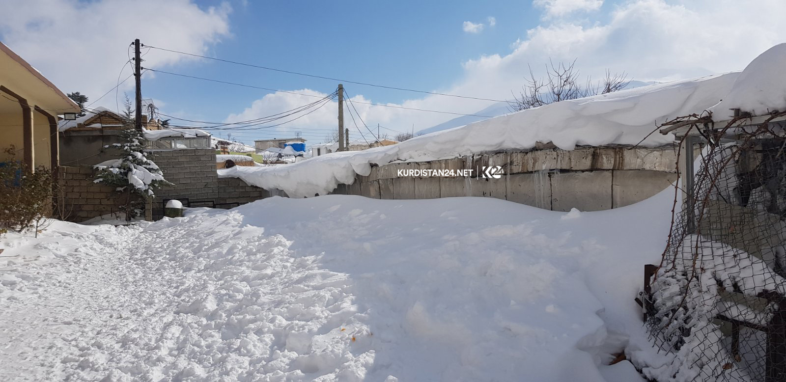 بە وێنە.. بەفربارین لە حاجی ئۆمەران ئاستەنگ بۆ ھاتووچۆ دروست دەكات