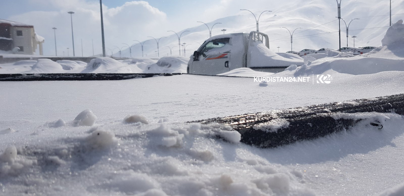 بە وێنە.. بەفربارین لە حاجی ئۆمەران ئاستەنگ بۆ ھاتووچۆ دروست دەكات