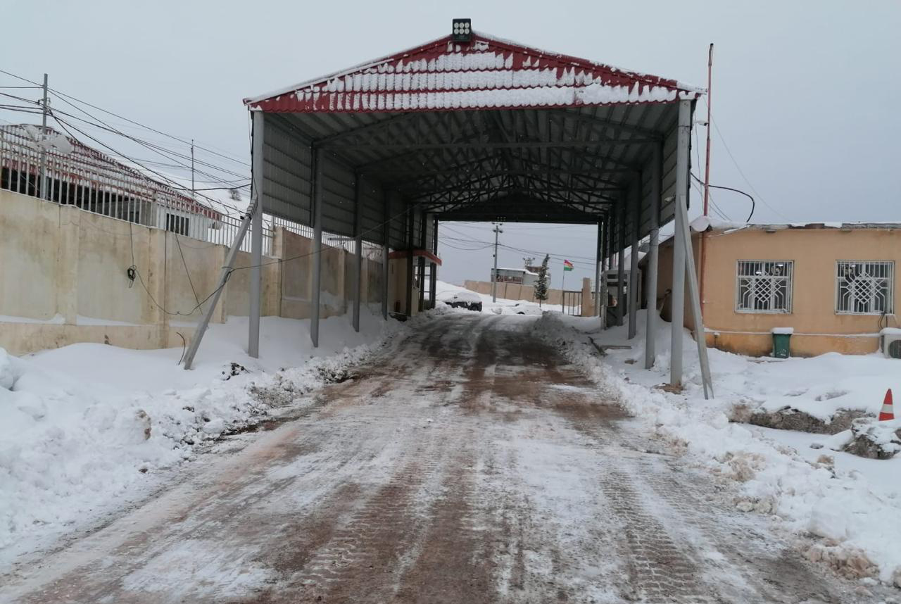 بەفر ئاستەنگ بۆ ھاتووچۆی دەروازەی سنووری سەرزێڕ دروست دەكات