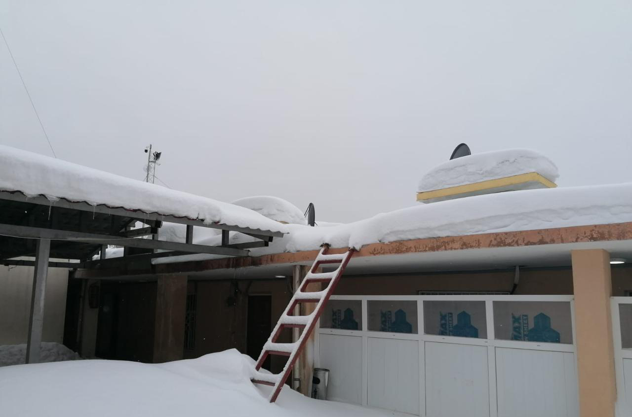 بەفر ئاستەنگ بۆ ھاتووچۆی دەروازەی سنووری سەرزێڕ دروست دەكات