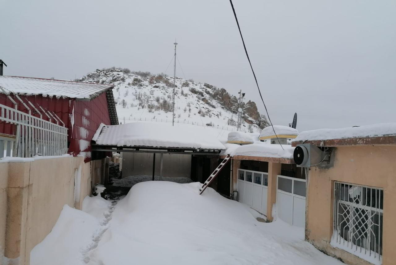 بەفر ئاستەنگ بۆ ھاتووچۆی دەروازەی سنووری سەرزێڕ دروست دەكات