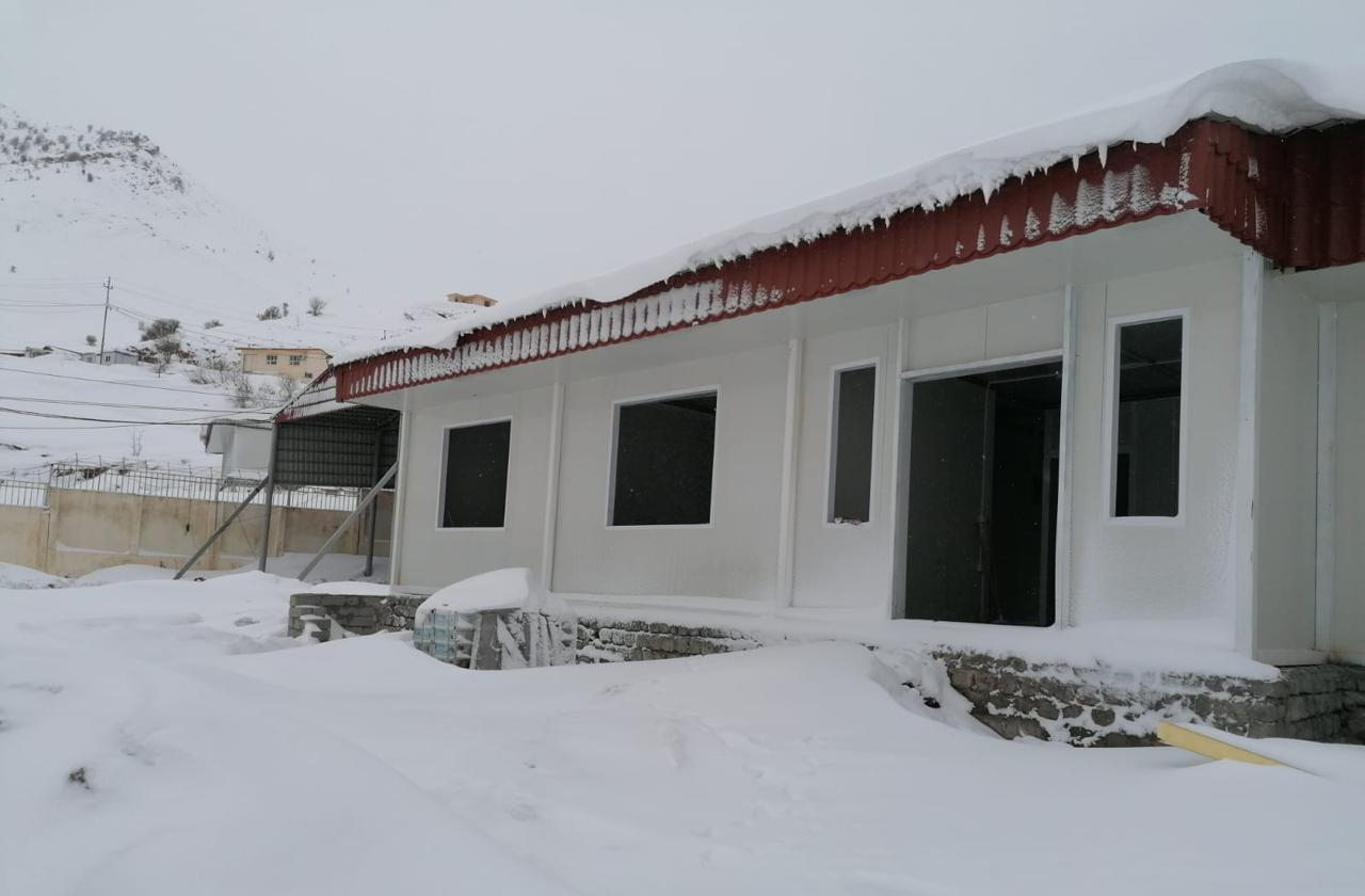 بەفر ئاستەنگ بۆ ھاتووچۆی دەروازەی سنووری سەرزێڕ دروست دەكات