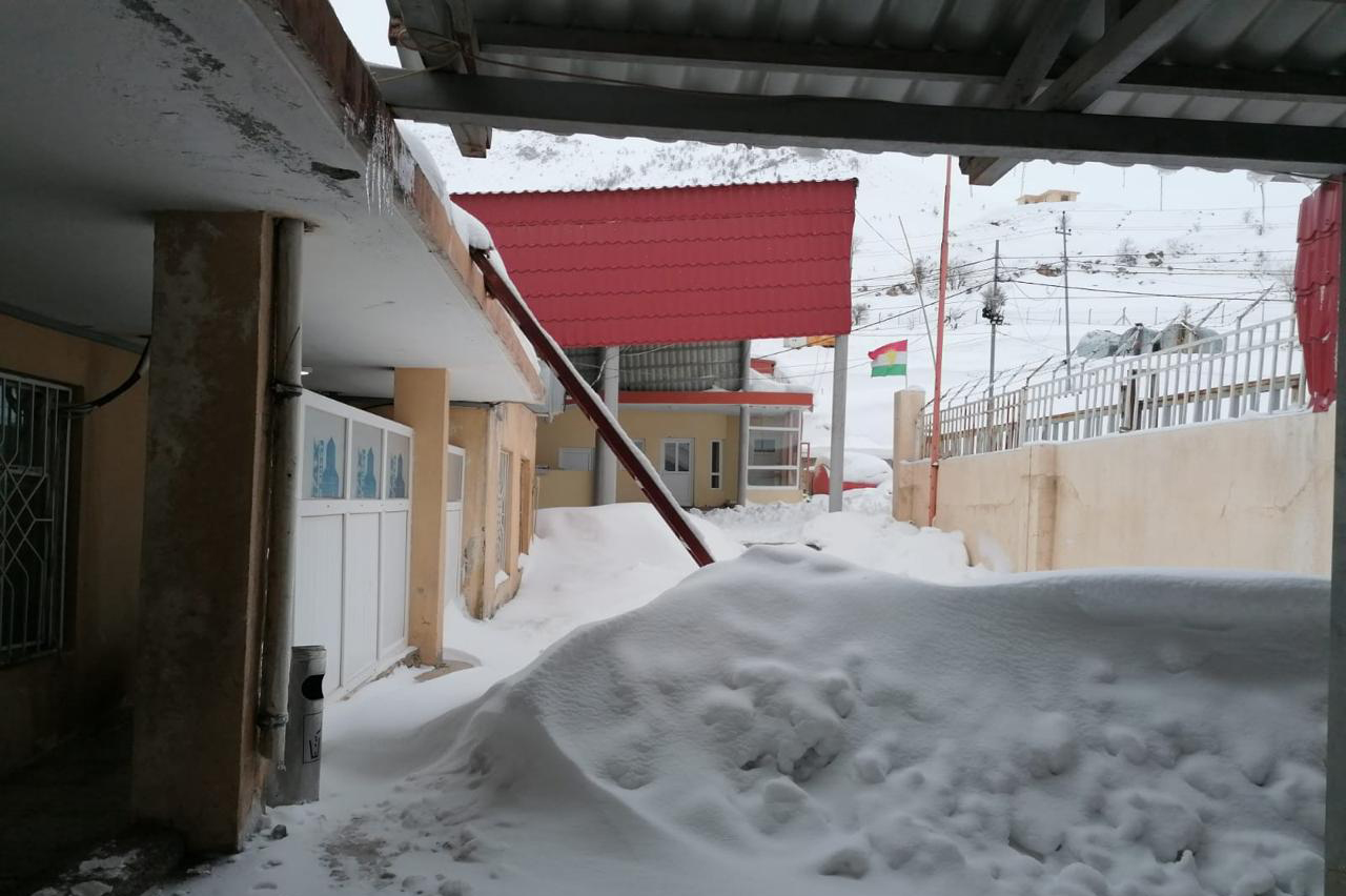 بەفر ئاستەنگ بۆ ھاتووچۆی دەروازەی سنووری سەرزێڕ دروست دەكات