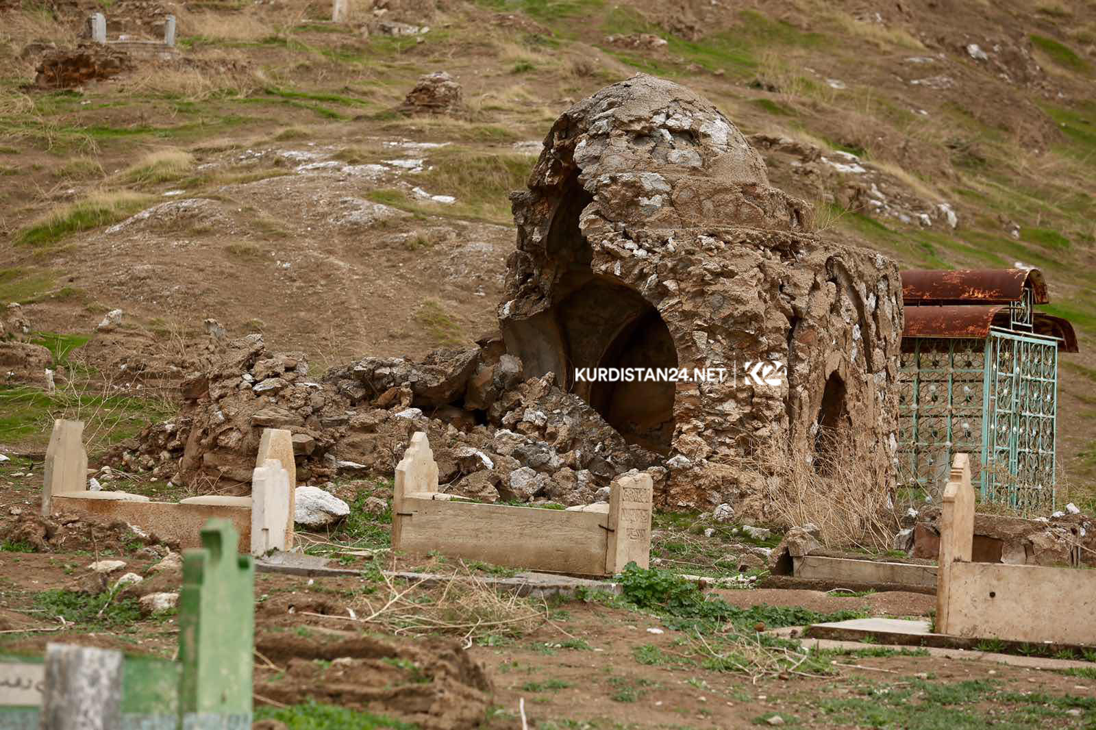 بە وێنە.. گۆڕستانی كۆنی كفری