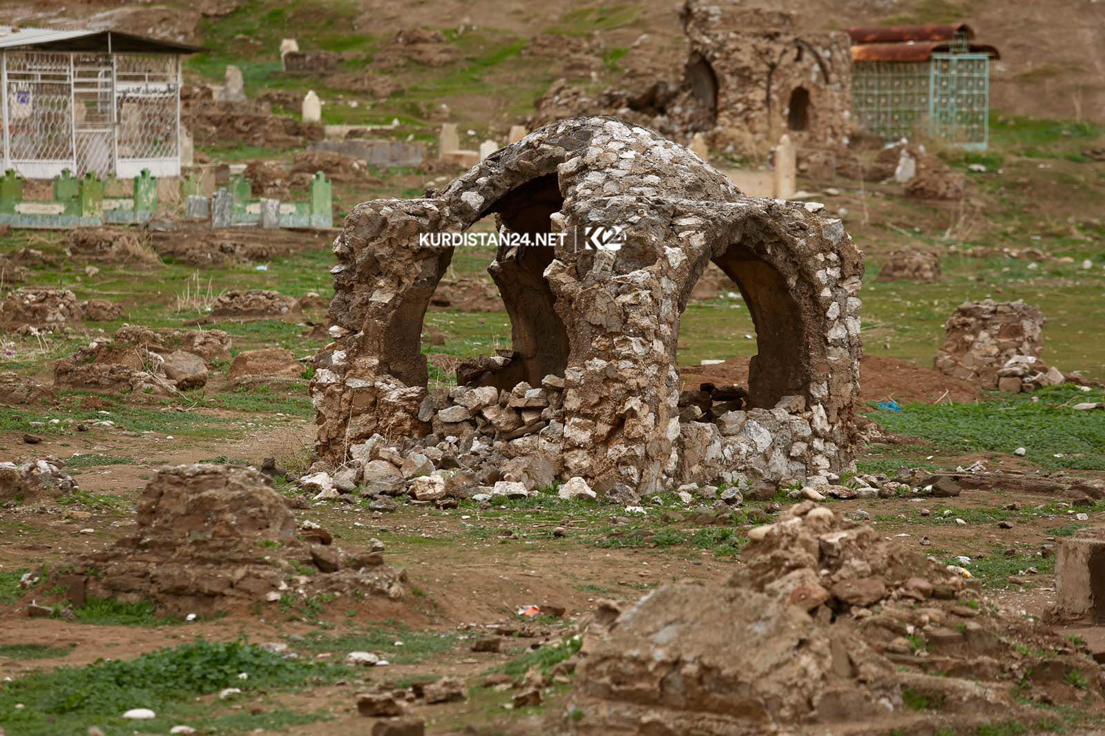 بە وێنە.. گۆڕستانی كۆنی كفری