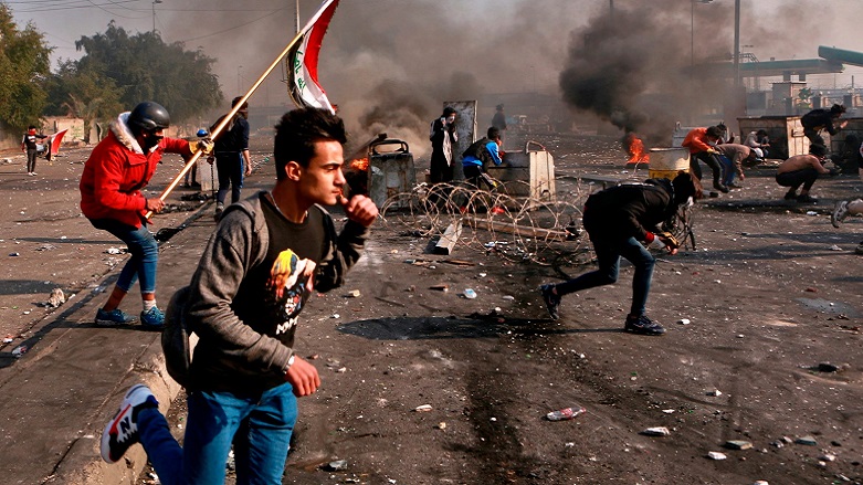 Rûbirûbûn di navbera hêzên ewlekarîyê û xwenîşanderên Îraqê de li qada Tehrîr rûda