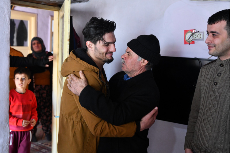 گەنجێك دوو ھاوسەری باكووری كوردستان لە مردن رزگار دەكات