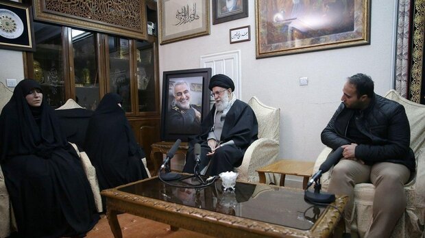 عەلی خامنەیی، رێبەری باڵای شۆڕشی ئیسلامی ئێران لە ماڵی قاسم سولەیمانی