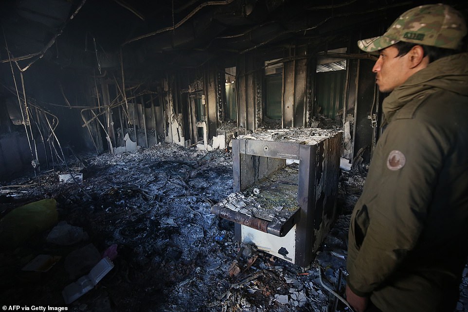 هاجم المتظاهرون السفارة ورشقوا عليها الحجارة فور اقتحامهم للمنطقة الخضراء شديدة التحصين وسط بغداد – صورة: فرانس برس